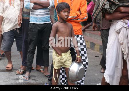 Unterprivilegierte Menschen, die während der zweiwöchentlichen Sperrung nach der COVID-19-Pandemie am 27,2020. August in Kalkutta, Indien, auf kostenlose Nahrung vor dem Bahnhof Howrah warten. (Foto von Debajyoti Chakraborty/NurPhoto) Stockfoto