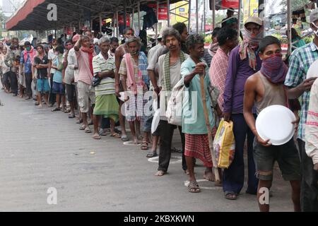 Unterprivilegierte Menschen, die während der zweiwöchentlichen Sperrung nach der COVID-19-Pandemie am 27,2020. August in Kalkutta, Indien, auf kostenlose Nahrung vor dem Bahnhof Howrah warten. (Foto von Debajyoti Chakraborty/NurPhoto) Stockfoto