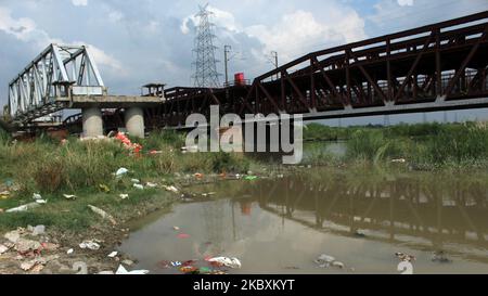 Wasser, das am 27. August 2020 in Neu-Delhi, Indien, in das tief liegende Gebiet am Ufer des Flusses Yamuna in der Nähe der Old Iron Bridge im Shastri Park eindringt. (Foto von Mayank Makhija/NurPhoto) Stockfoto