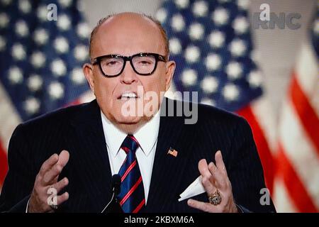 Rudy Giuliani, der ehemalige Bürgermeister von New York City, spricht am 28. August 2020 in London, England, an der letzten Nacht der Republikanischen Nationalversammlung 2020, die per Livestream online übertragen und per Laptop angesehen wird. Die amerikanische Wahlsaison wird sich in den kommenden Wochen intensivieren, und für den 29. September ist eine erste Debatte zwischen Präsident Trump und seinem demokratischen Herausforderer, dem ehemaligen Vizepräsidenten Joe Biden, geplant. (Foto von David Cliff/NurPhoto) Stockfoto