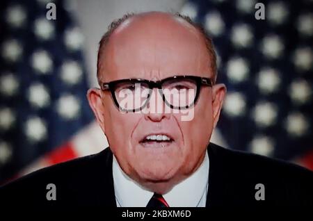 Rudy Giuliani, der ehemalige Bürgermeister von New York City, spricht am 28. August 2020 in London, England, an der letzten Nacht der Republikanischen Nationalversammlung 2020, die per Livestream online übertragen und per Laptop angesehen wird. Die amerikanische Wahlsaison wird sich in den kommenden Wochen intensivieren, und für den 29. September ist eine erste Debatte zwischen Präsident Trump und seinem demokratischen Herausforderer, dem ehemaligen Vizepräsidenten Joe Biden, geplant. (Foto von David Cliff/NurPhoto) Stockfoto