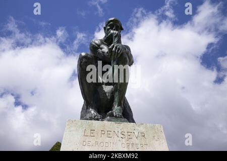 Der Denker (französisch: Le Penseur), eine Bronzeskulptur von Auguste Rodin, ist am 27. August 2020 im Garten des Rodin-Museums in Paris, Frankreich, zu sehen. Es öffnete seine Türen im Jahr 1919 im ehemaligen Hotel Biron und zeigt das Werk des Bildhauers Auguste Rodin. (Foto von Oscar Gonzalez/NurPhoto) Stockfoto