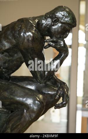 Die ikonische Skulptur ''der Denker'' ist am 27. August 2020 im Rodin-Museum in Paris, Frankreich, zu sehen. Es öffnete seine Türen im Jahr 1919 im ehemaligen Hotel Biron und zeigt das Werk des Bildhauers Auguste Rodin. (Foto von Oscar Gonzalez/NurPhoto) Stockfoto