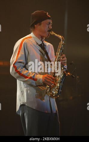 Die Fusion Jazz Band T-Square und Dimension sind am 11. November 2004 während einer Promotion-Tour in Seoul, Südkorea, auf der Bühne zu sehen. (Foto von Seung-il Ryu/NurPhoto) Stockfoto