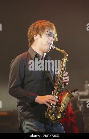 Die Fusion Jazz Band T-Square und Dimension sind am 11. November 2004 während einer Promotion-Tour in Seoul, Südkorea, auf der Bühne zu sehen. (Foto von Seung-il Ryu/NurPhoto) Stockfoto