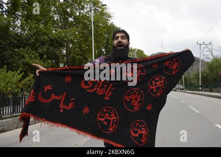 Kashmiri-Shit-Trauernde rufen am 7.. Tag des Moharram in Srinagar, dem indischen Kaschmir, am 28. August 2020, Slogans aus. Die Behörden haben die Verbringung in bestimmten Gebieten eingeschränkt, um den Prozess zu stoppen. (Foto von Muzamil Mattoo/NurPhoto) Stockfoto