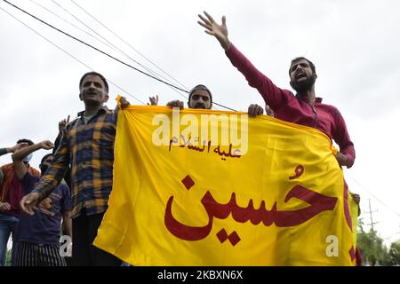 Kashmiri-Shit-Trauernde rufen am 7.. Tag des Moharram in Srinagar, dem indischen Kaschmir, am 28. August 2020, Slogans aus. Die Behörden haben die Verbringung in bestimmten Gebieten eingeschränkt, um den Prozess zu stoppen. (Foto von Muzamil Mattoo/NurPhoto) Stockfoto