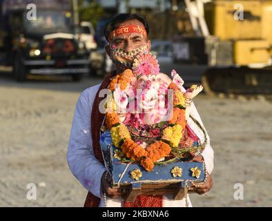 Anhänger tragen ein Idol von Lord Ganesha zum Eintauchen in den Brahmaputra Fluss, während der Ganesh Chaturthi Feiern, in Guwahati, Assam, Indien am Freitag, 28. August, 2020. (Foto von David Talukdar/NurPhoto) Stockfoto