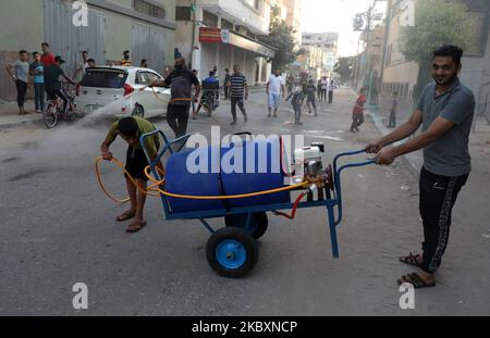 Ein palästinensischer Arbeiter sprüht Desinfektionsmittel auf einer Straße nach dem Ausbruch der Coronavirus-Krankheit (COVID-19), am 28. August 2020 in Gaza-Stadt. (Foto von Majdi Fathi/NurPhoto) Stockfoto