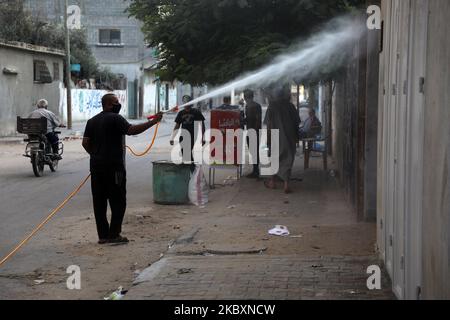 Ein palästinensischer Arbeiter sprüht Desinfektionsmittel auf einer Straße nach dem Ausbruch der Coronavirus-Krankheit (COVID-19), am 28. August 2020 in Gaza-Stadt. (Foto von Majdi Fathi/NurPhoto) Stockfoto