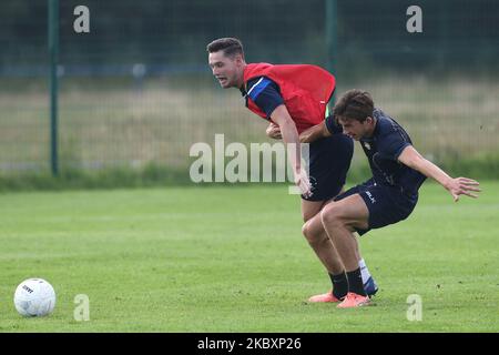 Luke Molyneux (l) während der Vorsaison-Ausbildung von Hartlepool United am East Durham College, Peterlee, County Durham, England, am 27. August 2020. (Foto von Mark Fletcher/MI News/NurPhoto) Stockfoto