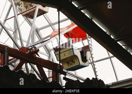 Am ersten Tag des Eröffnungstages der historischen Vergnügungsmesse in Bonn, Deutschland, am 28. August 2020, wird ein Mann im traditionellen ferri-Rad gesehen. (Foto von Ying Tang/NurPhoto) Stockfoto