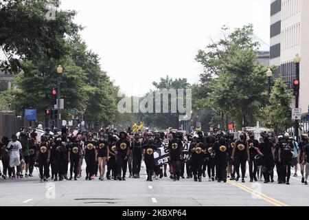 Protestierende der Freedom Fighter DC Bewegung marschieren am 28. August 2020 in Washington DC, USA, gegen die Brutalität der Polizei und definanzieren die Polizei. (Foto von Lenin Nolly/NurPhoto) Stockfoto