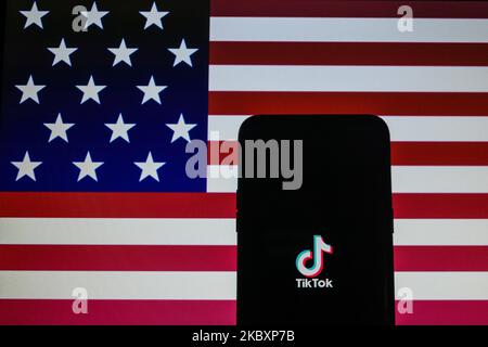 Ein Foto Illustration des TikTok-Logos auf mobilen Geräten mit USA-Flagge im Hintergrund in Kalkutta, Indien, am 29. August 2020. DIE US-Behörden sind dabei, das Verbot der beliebten Video-Sharing-App TikTok wegen der Besorgnis der Datenschutzverletzung und der nationalen Sicherheit in Erwägung zu ziehen. TikTok, das von Bytedance , einer chinesischen Firma, kontrolliert wird. Die Besorgnis entsteht aufgrund des derzeitigen Gesetzes der chinesischen Regierung gegenüber der Weltgemeinschaft und der anhaltenden Pandemie. (Fotoillustration von Debarchan Chatterjee/NurPhoto) Stockfoto