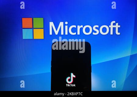 Ein Foto Illustration des TikTok-Logos auf mobilen Geräten mit Microsoft-Logo im Hintergrund in Kalkutta, Indien, am 29. August 2020. Mit TikTok-Verbot droht am Horizont in den USA, Microsoft ist alle bereit, um ganze USA Betrieb der berühmten Vidoe-Sharing-Anwendung TikTok kaufen zu bieten. (Fotoillustration von Debarchan Chatterjee/NurPhoto) Stockfoto