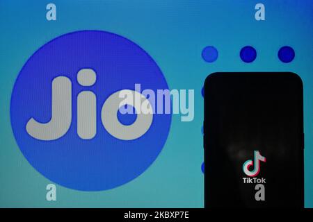 Ein Foto Illustration der TikTok App auf mobilen Geräten und Reliance Jio Logo im Hintergrund in Kalkutta, Indien, am 29. August 2020. Reliance Jio ist dabei, die indische Operation TikTok zu kaufen, die beliebte chinesische Video-Sharing-App, die von der indischen Regierung aufgrund der Grenzkonflikte gegen China im Monat Mai bis Juni verboten wurde. (Fotoillustration von Debarchan Chatterjee/NurPhoto) Stockfoto