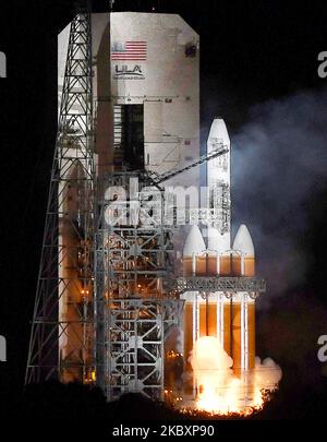 Eine United Launch Alliance Delta IV-Heavy Rakete, die einen klassifizierten Spionagesatelliten für das National Reconnaissance Office trägt, wird als der Start drei Sekunden vor dem geplanten Start von Pad 37B auf der Cape Canaveral Air Force Station am 29. August 2020 in Cape Canaveral, Florida, USA, abgebrochen. Der Grund für den Abbruch wurde nicht bekannt gegeben. Ein weiterer Startversuch wird nicht für mindestens eine Woche geplant. (Foto von Paul Hennessy/NurPhoto) Stockfoto