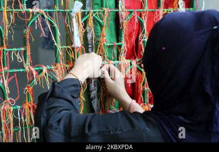 Der zehnte Tag von Muharram wird als Aschura gefeiert, schiitische muslime feiern den Tag als Trauertag für die Erinnerung an das Martyrium des Enkels des Propheten Hazrat Muhammad Hazrat Imam Hussain, seiner Verwandten und 72 Unterstützern während des Zusammenstoßes von Karbala an diesem Tag im Hijri-Jahr 61 in Dhaka, Bangladesch, am 29. August 2020. Um den Tag zu würdigen, führen die Schiiten in verschiedenen Regionen Bangladeschs, einschließlich der Hauptstadt Dhaka, eine übliche Parade, die als Tazia bekannt ist, aus. Die Volksgruppe plant die Parade und beginnt einige Tage vor dem zehnten Muharram ihre Wiedererkennungsbräuche. Aber in diesem Jahr Stockfoto