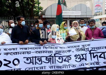 Verwandte halten Portraits ihrer vermissten Familienmitglieder, während sie vor dem Internationalen Tag der Verschwundenen im Shahbagh-Gebiet in Dhaka, Bangladesch, am 29. August 2020 eine Menschenkette bilden. Die Kundgebung der Menschenketten wird von der Plattform Mayer Daak (Mother's Call) organisiert. Nach Angaben der Rechtsrechtsvertretungsgruppe Ain O Salish Kendra (ASK) sind zwischen 2014 und 2018 mindestens 310 Menschen in Bangladesch verschwunden. Der Internationale Tag der Verschwundenen, wird am 30. August jedes Jahres begangen. (Foto von Mamunur Rashid/NurPhoto) Stockfoto