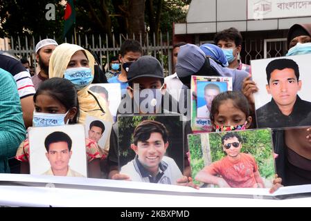 Verwandte halten Portraits ihrer vermissten Familienmitglieder, während sie vor dem Internationalen Tag der Verschwundenen im Shahbagh-Gebiet in Dhaka, Bangladesch, am 29. August 2020 eine Menschenkette bilden. Die Kundgebung der Menschenketten wird von der Plattform Mayer Daak (Mother's Call) organisiert. Nach Angaben der Rechtsrechtsvertretungsgruppe Ain O Salish Kendra (ASK) sind zwischen 2014 und 2018 mindestens 310 Menschen in Bangladesch verschwunden. Der Internationale Tag der Verschwundenen, wird am 30. August jedes Jahres begangen. (Foto von Mamunur Rashid/NurPhoto) Stockfoto