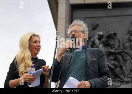 Piers Corbyn (Bruder des ehemaligen Labour-Führers Jeremy Corbyn) spricht am 29. August 2020 auf dem Trafalger Square in London, Großbritannien, Tausende von Anti-Maskenprotestierenden gegen Sperrbeschränkungen, Maskenverschleißangebote und Impfvorschläge an. Piers Corbyn spricht die Menge an (Foto: MI News/NurPhoto) Stockfoto