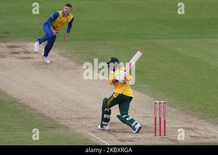 Joe Clarke von Notts hat sich am Samstag, den 29.. August 2020, beim Spiel Vitality Blast T20 zwischen dem Durham County Cricket Club und Nottinghamshire in Emirates Riverside, Chester le Street gegen Matthew Potts von Durham geschlagen. (Foto von Mark Fletcher/MI News/NurPhoto) Stockfoto