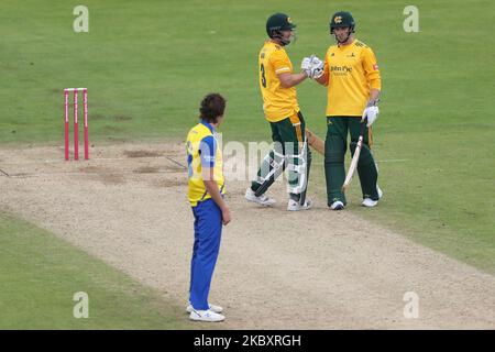 Joe Clarke gratuliert Notts' Chris Nash zu seinen fünfzig im Spiel Vitality Blast T20 zwischen Durham County Cricket Club und Nottinghamshire am Samstag, den 29.. August 2020, in Emirates Riverside, Chester le Street. (Foto von Mark Fletcher/MI News/NurPhoto) Stockfoto