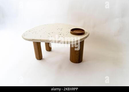 Designer Couchtisch, Basis und Platte aus Massivholz in Terrazzo, Eichenholz auf weißem Hintergrund Stockfoto