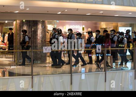 Die Bereitschaftspolizei marschiert in der Moko Mall vor Plakaten, die von Protestierenden auf Glasbarrieren angebracht wurden und sich auf die chinesische Redewendung „ein Hirsch ein Pferd nennen“ beziehen (die populär wurde, nachdem Lam Cheuk-Ting und Ted Hui wegen „Ausschreitungen“ bei den Yuen Long-Vorfällen im Juli 2019 verhaftet wurden). In Hongkong, China, am 30. August 2020. (Foto von Marc Fernandes/NurPhoto) Stockfoto