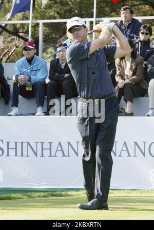 Nick Faldo spielt Fahrer, der am 25. November 2004 auf jeju Island in Südkorea bei einer PGA TOUR Championship 1 in einem ersten T gedreht wurde. (Foto von Seung-il Ryu/NurPhoto) Stockfoto