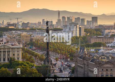 Kolumbus-Denkmal und Port Vell (Alter Hafen) von Barcelona bei Sonnenaufgang (Barcelona, Katalonien, Spanien) ESP: Monumento a Colón y Port Vell de Barcelona Stockfoto