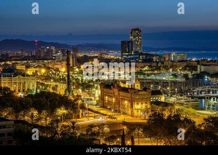 Kolumbus-Denkmal und Port Vell (Alter Hafen) von Barcelona, bei Nacht und bei Sonnenaufgang (Barcelona, Katalonien) ESP: Monumento a Colón, y Port Vell (Barcelona) Stockfoto