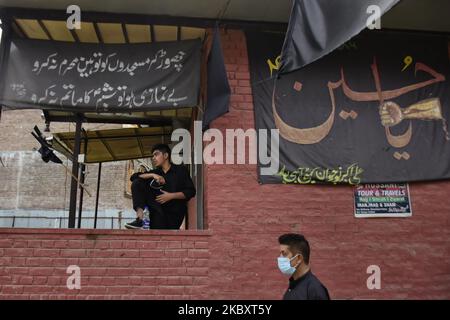 Die Trauernden der Kashmiri-Shiten trauern am 30. August 2020 um 10. Muharram in Srinagar, dem von Indien verwalteten Kaschmir. Die Behörden haben die Verbringung in bestimmten Gebieten eingeschränkt, um den Prozess zu stoppen. (Foto von Muzamil Mattoo/NurPhoto) Stockfoto