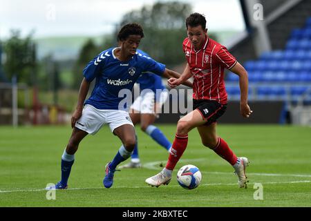 OLDHAM, ENGLAND. SAMSTAG, 29. AUGUST 2020Oldham Sido Jombati von Athletic ist am 29. August 2020 während des Vorsaison-Freundschaftsspiel zwischen Oldham Athletic und Lincoln City im Boundary Park, Oldham, England, in Aktion. (Foto von Eddie Garvey/MI News/NurPhoto) Stockfoto