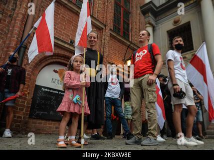 Mitglieder der belarussischen Diaspora aus dem Raum Danzig und lokale Unterstützer nahmen heute Abend an einem „Solidaritätsmarsch mit Belarus“ Teil, um ihre Solidarität mit den Belarussen auszudrücken. Am 30. August 2020 in Danzig, Polen. (Foto von Artur Widak/NurPhoto) Stockfoto