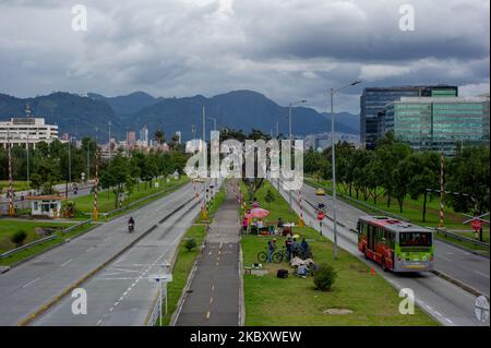 Eine allgemeine Ansicht der Allee 26. am 30. August 2020 in Bogota, Kolumbien, nachdem die durch das neue Coronavirus in Bogota verursachten sektorisierten Sperren und Einschränkungen gelockert wurden. (Foto von Sebastian Barros/NurPhoto) Stockfoto