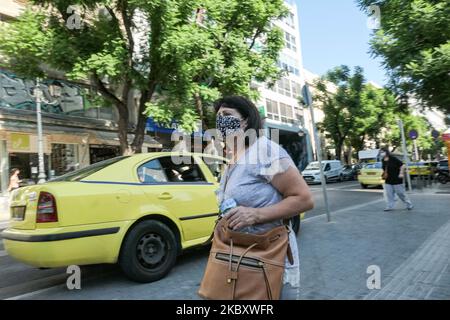 Tägliches Leben auf dem Monastiraki-Platz in Athen, Griechenland, am 25. August 2020 während der Pandemie-Ära Covid-19, wo einige Einheimische und Touristen Gesichtsmasken trugen, eine obligatorische Sicherheitsmaßnahme für öffentliche Verkehrsmittel. Normalerweise ist Monastiraki überfüllt mit Touristen aus der ganzen Welt, da es ein Flohmarkt-Viertel in der Altstadt von Athen, Griechenland, ist und eines der wichtigsten Einkaufsviertel in Athen ist. Die Gegend beherbergt Bekleidungsboutiquen, Souvenirläden und Fachgeschäfte und ist eine der wichtigsten Touristenattraktionen in Athen, Griechenland, am 25. August 2020 und in Attica, wo man günstig einkaufen kann Stockfoto