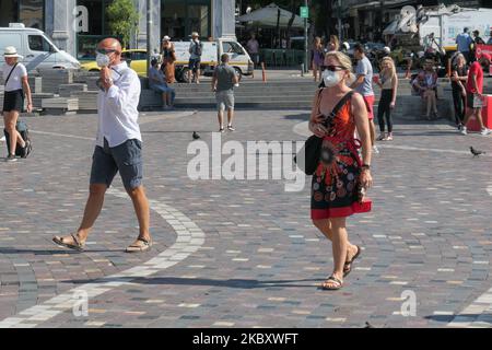 Tägliches Leben auf dem Monastiraki-Platz in Athen, Griechenland, am 25. August 2020 während der Pandemie-Ära Covid-19, wo einige Einheimische und Touristen Gesichtsmasken trugen, eine obligatorische Sicherheitsmaßnahme für öffentliche Verkehrsmittel. Normalerweise ist Monastiraki überfüllt mit Touristen aus der ganzen Welt, da es ein Flohmarkt-Viertel in der Altstadt von Athen, Griechenland, ist und eines der wichtigsten Einkaufsviertel in Athen ist. Die Gegend beherbergt Bekleidungsboutiquen, Souvenirläden und Fachgeschäfte und ist eine der wichtigsten Touristenattraktionen in Athen, Griechenland, am 25. August 2020 und in Attica, wo man günstig einkaufen kann Stockfoto