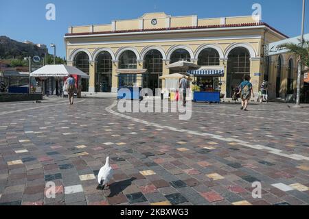 Tägliches Leben auf dem Monastiraki-Platz in Athen, Griechenland, am 25. August 2020 während der Pandemie-Ära Covid-19, wo einige Einheimische und Touristen Gesichtsmasken trugen, eine obligatorische Sicherheitsmaßnahme für öffentliche Verkehrsmittel. Normalerweise ist Monastiraki überfüllt mit Touristen aus der ganzen Welt, da es ein Flohmarkt-Viertel in der Altstadt von Athen, Griechenland, ist und eines der wichtigsten Einkaufsviertel in Athen ist. Die Gegend beherbergt Bekleidungsboutiquen, Souvenirläden und Fachgeschäfte und ist eine der wichtigsten Touristenattraktionen in Athen, Griechenland, am 25. August 2020 und in Attica, wo man günstig einkaufen kann Stockfoto