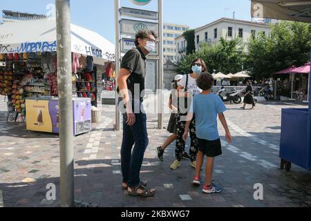 Tägliches Leben auf dem Monastiraki-Platz in Athen, Griechenland, am 25. August 2020 während der Pandemie-Ära Covid-19, wo einige Einheimische und Touristen Gesichtsmasken trugen, eine obligatorische Sicherheitsmaßnahme für öffentliche Verkehrsmittel. Normalerweise ist Monastiraki überfüllt mit Touristen aus der ganzen Welt, da es ein Flohmarkt-Viertel in der Altstadt von Athen, Griechenland, ist und eines der wichtigsten Einkaufsviertel in Athen ist. Die Gegend beherbergt Bekleidungsboutiquen, Souvenirläden und Fachgeschäfte und ist eine der wichtigsten Touristenattraktionen in Athen, Griechenland, am 25. August 2020 und in Attica, wo man günstig einkaufen kann Stockfoto