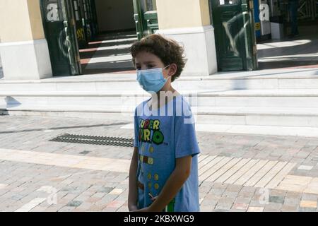 Tägliches Leben auf dem Monastiraki-Platz in Athen, Griechenland, am 25. August 2020 während der Pandemie-Ära Covid-19, wo einige Einheimische und Touristen Gesichtsmasken trugen, eine obligatorische Sicherheitsmaßnahme für öffentliche Verkehrsmittel. Normalerweise ist Monastiraki überfüllt mit Touristen aus der ganzen Welt, da es ein Flohmarkt-Viertel in der Altstadt von Athen, Griechenland, ist und eines der wichtigsten Einkaufsviertel in Athen ist. Die Gegend beherbergt Bekleidungsboutiquen, Souvenirläden und Fachgeschäfte und ist eine der wichtigsten Touristenattraktionen in Athen, Griechenland, am 25. August 2020 und in Attica, wo man günstig einkaufen kann Stockfoto