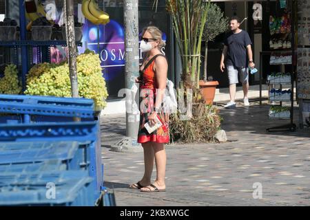 Tägliches Leben auf dem Monastiraki-Platz in Athen, Griechenland, am 25. August 2020 während der Pandemie-Ära Covid-19, wo einige Einheimische und Touristen Gesichtsmasken trugen, eine obligatorische Sicherheitsmaßnahme für öffentliche Verkehrsmittel. Normalerweise ist Monastiraki überfüllt mit Touristen aus der ganzen Welt, da es ein Flohmarkt-Viertel in der Altstadt von Athen, Griechenland, ist und eines der wichtigsten Einkaufsviertel in Athen ist. Die Gegend beherbergt Bekleidungsboutiquen, Souvenirläden und Fachgeschäfte und ist eine der wichtigsten Touristenattraktionen in Athen, Griechenland, am 25. August 2020 und in Attica, wo man günstig einkaufen kann Stockfoto