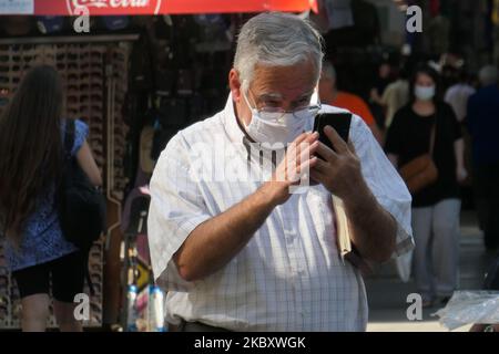 Tägliches Leben auf dem Monastiraki-Platz in Athen, Griechenland, am 25. August 2020 während der Pandemie-Ära Covid-19, wo einige Einheimische und Touristen Gesichtsmasken trugen, eine obligatorische Sicherheitsmaßnahme für öffentliche Verkehrsmittel. Normalerweise ist Monastiraki überfüllt mit Touristen aus der ganzen Welt, da es ein Flohmarkt-Viertel in der Altstadt von Athen, Griechenland, ist und eines der wichtigsten Einkaufsviertel in Athen ist. Die Gegend beherbergt Bekleidungsboutiquen, Souvenirläden und Fachgeschäfte und ist eine der wichtigsten Touristenattraktionen in Athen, Griechenland, am 25. August 2020 und in Attica, wo man günstig einkaufen kann Stockfoto