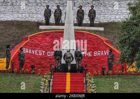 Die indische Armee würdigt die Märtyrer des Haji-Pir-Passes am 50.. Jahrestag ihres „Sieges“ über Pakistan im Krieg von 1965 mit einer Reihe von Ereignissen in Baramulla, Jammu und Kaschmir, Indien, am 31. August 2020. GOC 19 Infanterie-Div Generalmajor Virendra Vats war bei der Gelegenheit anwesend, der die Rolle der lokalen Bevölkerung während der Schlacht von Hji Pir hervorhob. Während die indische Armee den Märtyrern Tribut zollte, würdigte sie auch Mohammad Maqbool Shervani (ein Mitglied der Kashmiri-Jugend und Nationalkonferenz, der den marsch von pakistanischen Stammesanbetern aus Pakhtoon und Rebellen in Baramull verzögerte Stockfoto