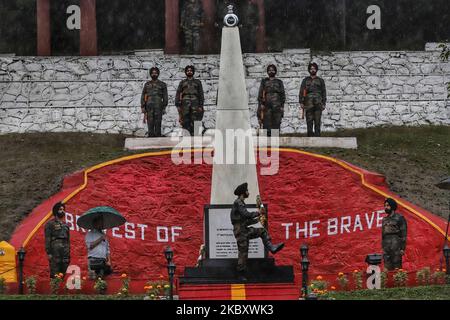 Die indische Armee würdigt die Märtyrer des Haji-Pir-Passes am 50.. Jahrestag ihres „Sieges“ über Pakistan im Krieg von 1965 mit einer Reihe von Ereignissen in Baramulla, Jammu und Kaschmir, Indien, am 31. August 2020. GOC 19 Infanterie-Div Generalmajor Virendra Vats war bei der Gelegenheit anwesend, der die Rolle der lokalen Bevölkerung während der Schlacht von Hji Pir hervorhob. Während die indische Armee den Märtyrern Tribut zollte, würdigte sie auch Mohammad Maqbool Shervani (ein Mitglied der Kashmiri-Jugend und Nationalkonferenz, der den marsch von pakistanischen Stammesanbetern aus Pakhtoon und Rebellen in Baramull verzögerte Stockfoto