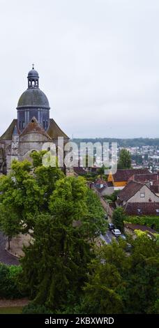 Eine vertikale Aufnahme der Stadtdächer und der Stiftskirche Saint-Quiriace in Provins, Frankreich Stockfoto
