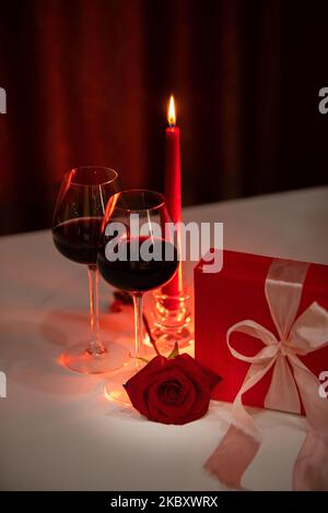 Romantischer Datumskonzept Rotwein mit Gläsern und Kerzen Stockfoto