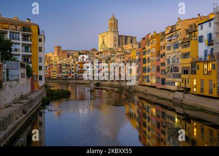 Kathedrale von Girona und Häuser am Fluss Onyar in der Dämmerung (Girona, Katalonien, Spanien) ESP: Catedral de Gerona y casas sobre el Río Onyar (España) Stockfoto