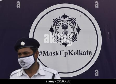 Ein Polizist trägt eine Maske während einer von der Landesregierung verhängten Sperre während eines Coronavirus-Notfalls in Kalkutta, Indien, am 31. August 2020. (Foto von Indranil Aditya/NurPhoto) Stockfoto