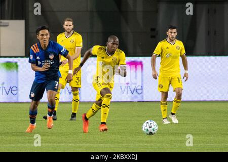 Darlington Nagbe, der Mittelfeldspieler der Columbus Crew, bewegt den Ball während eines MLS-Fußballmatches zwischen dem FC Cincinnati und der Columbus Crew, das am Samstag, den 29.. August 2020, in einem Unentschieden von 0-0 im Nippert Stadium in Cincinnati endete, OH. (Foto von Jason Whitman/NurPhoto) Stockfoto